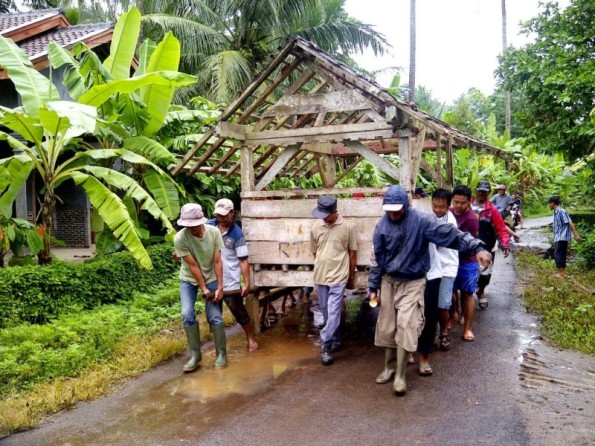 Gotong Royong Credit : www.hendricuswidiantoro.com