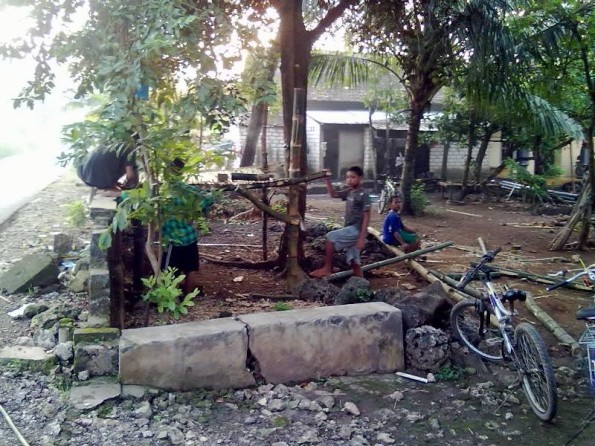 Rumah tanpa pager di desa Credit : Facebook Lare Kapu Etan